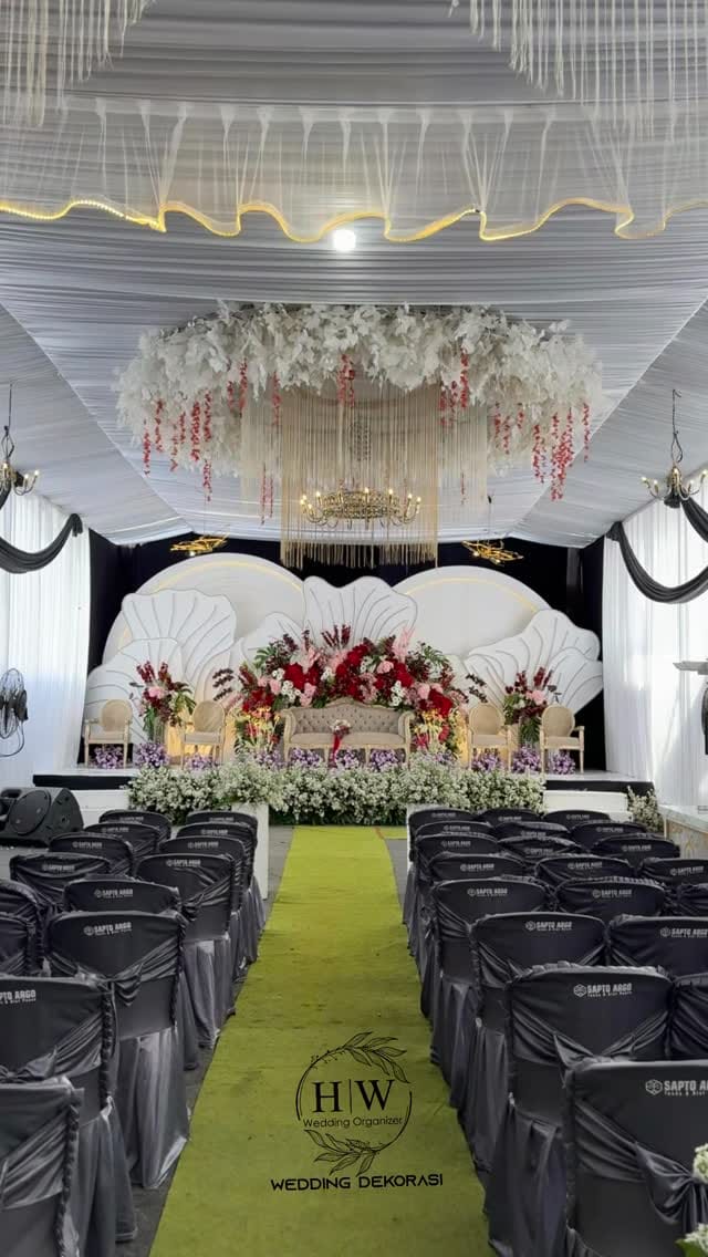 Post 1 by HW Wedding Sukorejo on Instagram (video)