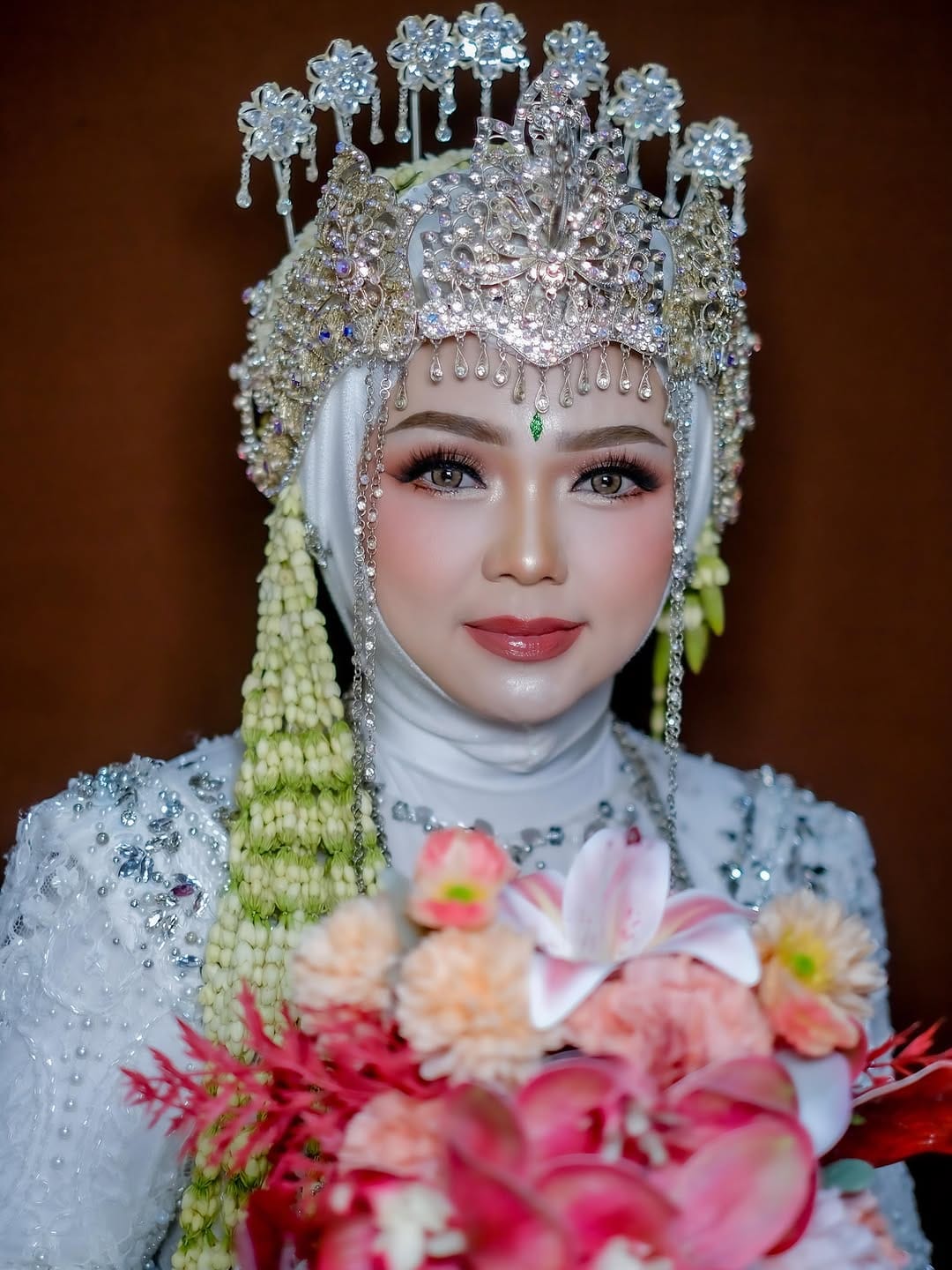 Post 6 by Syarah Makeup Bogor on Instagram (carousel)