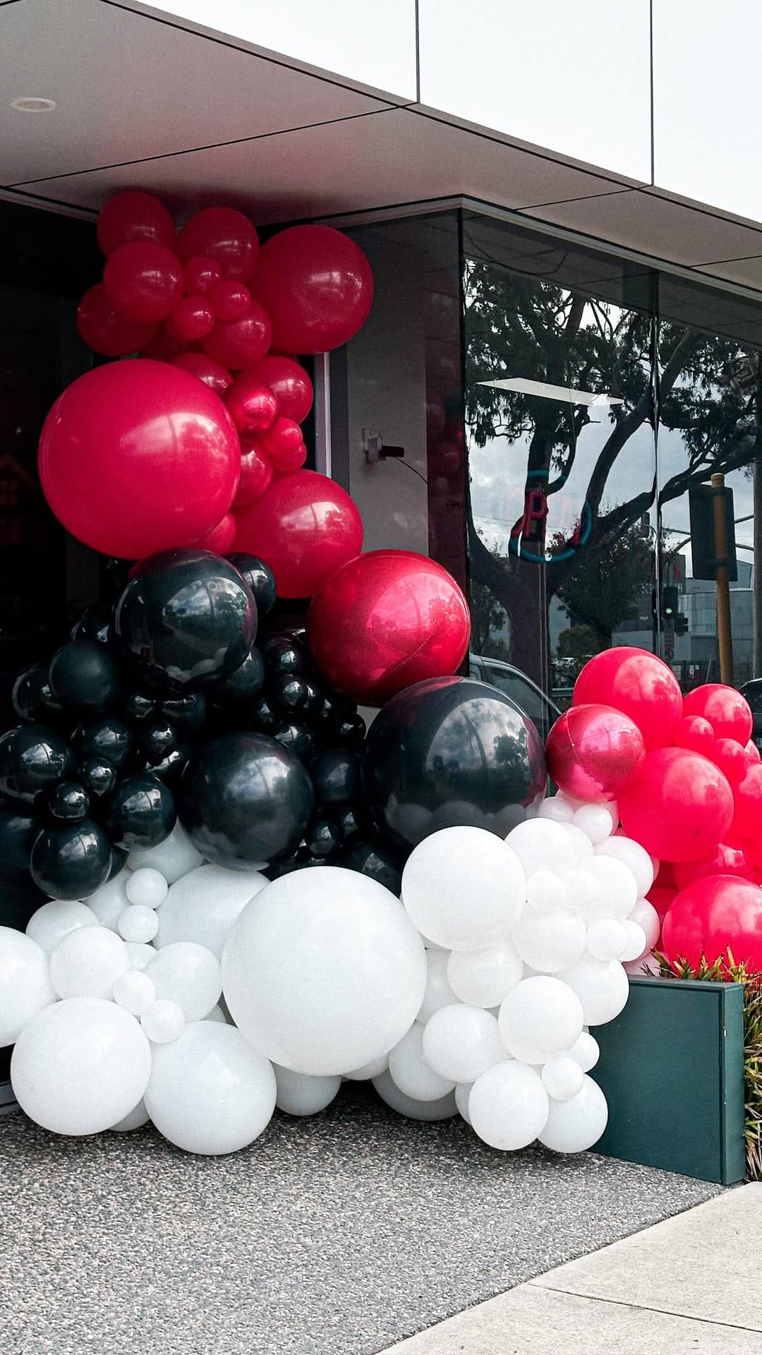 Post 5 by MELBOURNE DESIGNER BALLOONS | LUXURY EVENT VISUALS | AUS on Instagram (video)