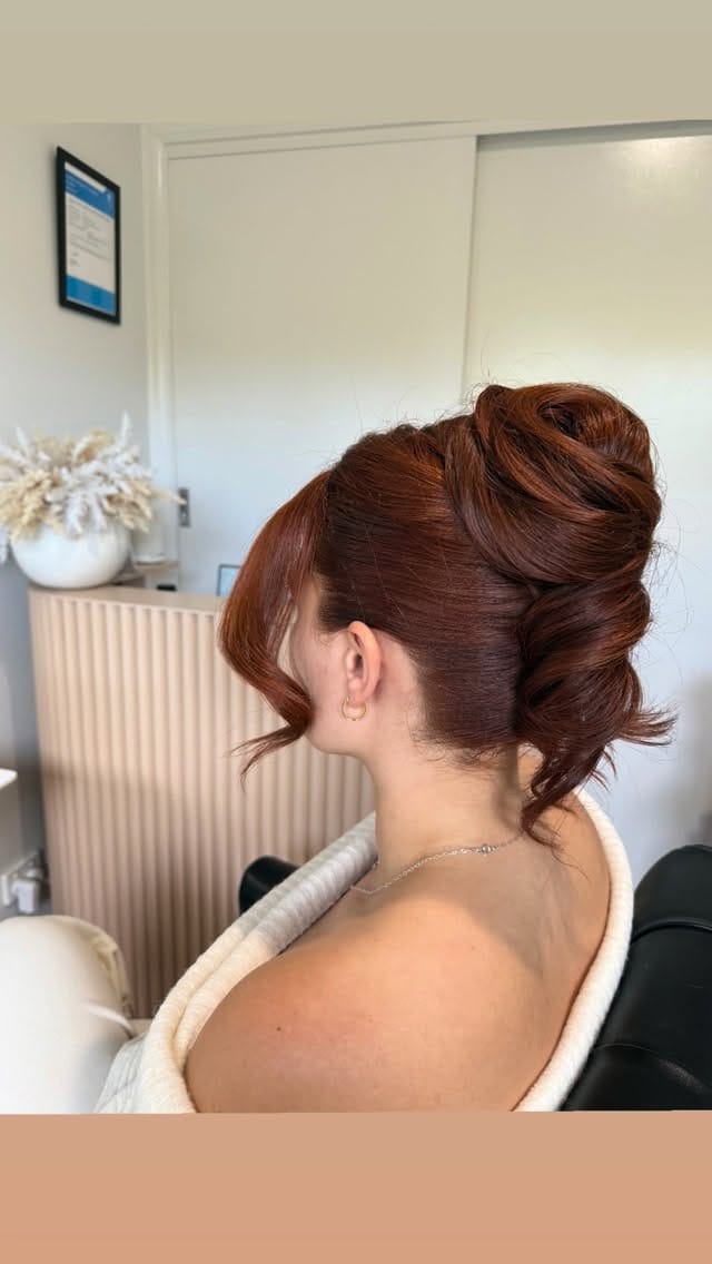 Post 9 by Rebeca - MELBOURNE HAIRDRESSER & MAKEUP ARTIST on Instagram (video)