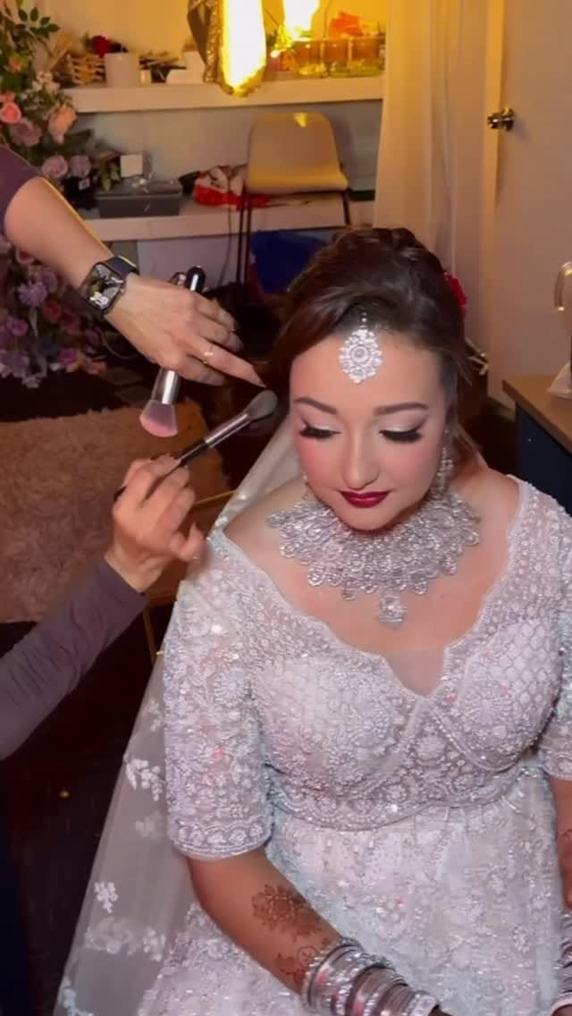 Post 2 by Priyanka Kapadia - Professional Henna Artist since 2016 on Instagram (video)
