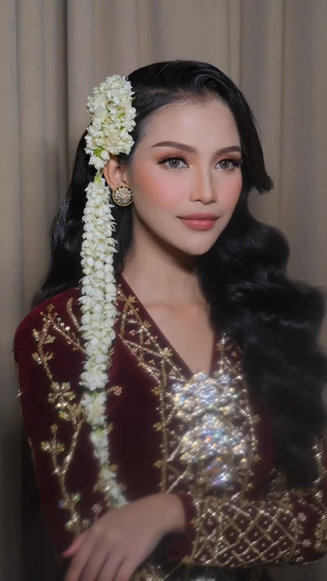 Post 7 by DESIPUTRIMAKEUP on Instagram (video)