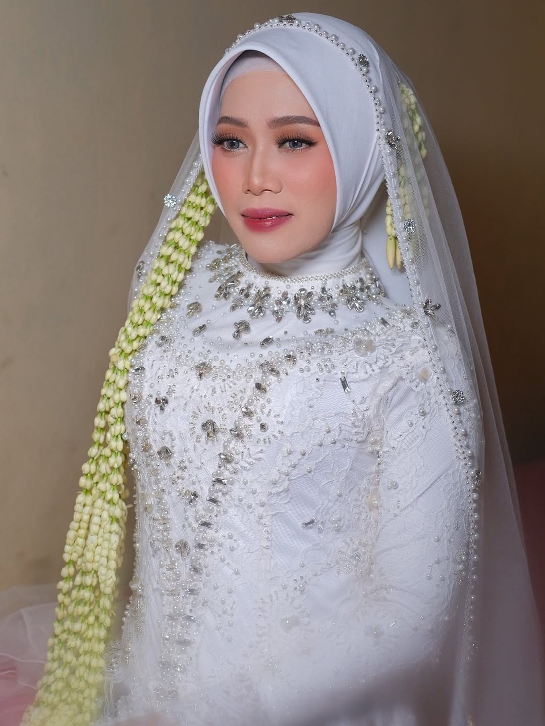 Post 1 by DESIPUTRIMAKEUP on Instagram (carousel)