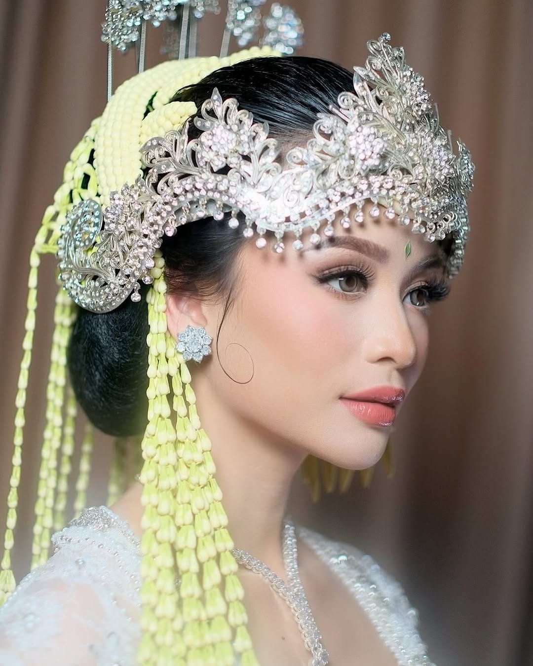 Post 8 by DESIPUTRIMAKEUP on Instagram (carousel)