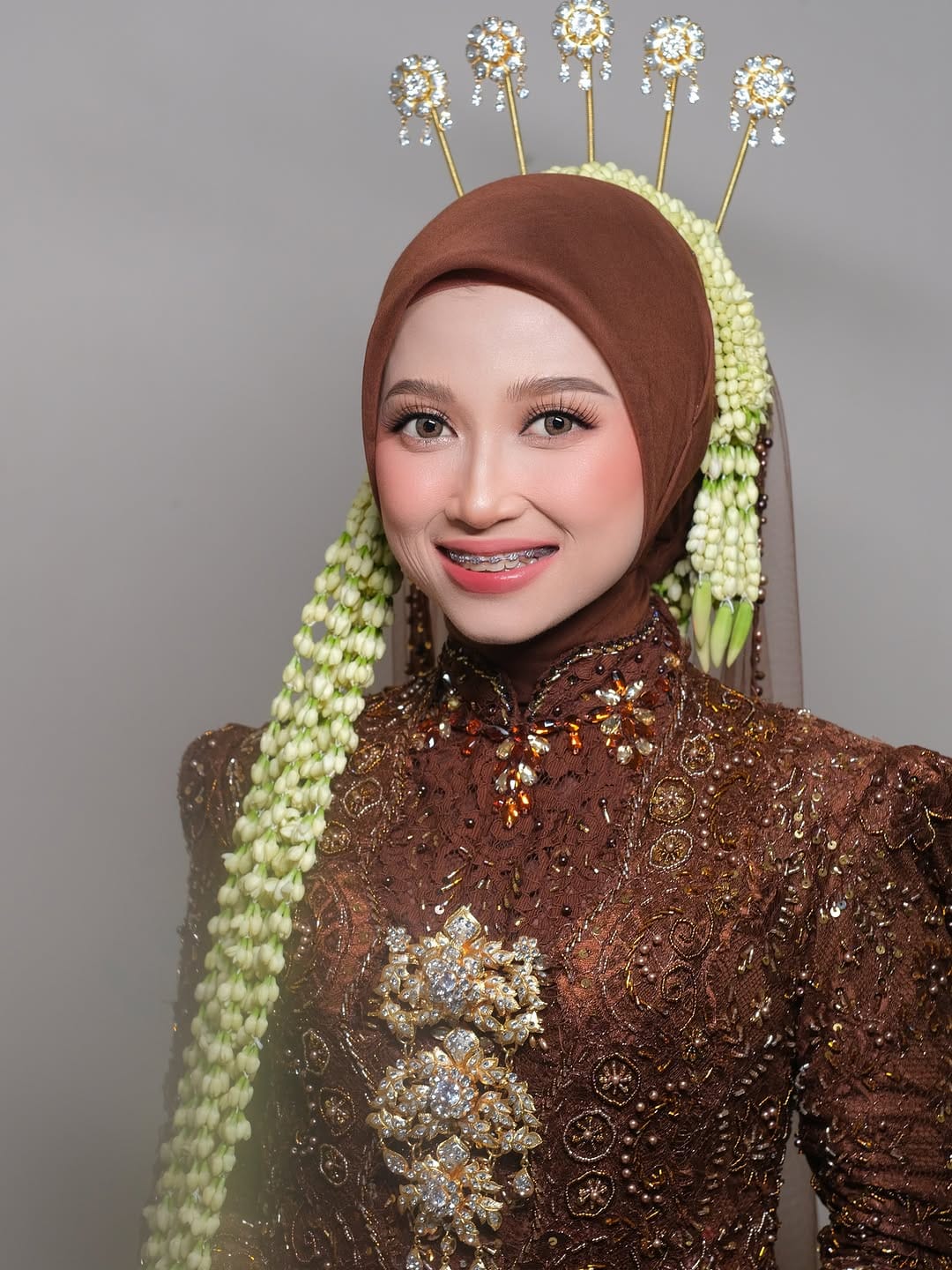 Post 2 by DESIPUTRIMAKEUP on Instagram (image)