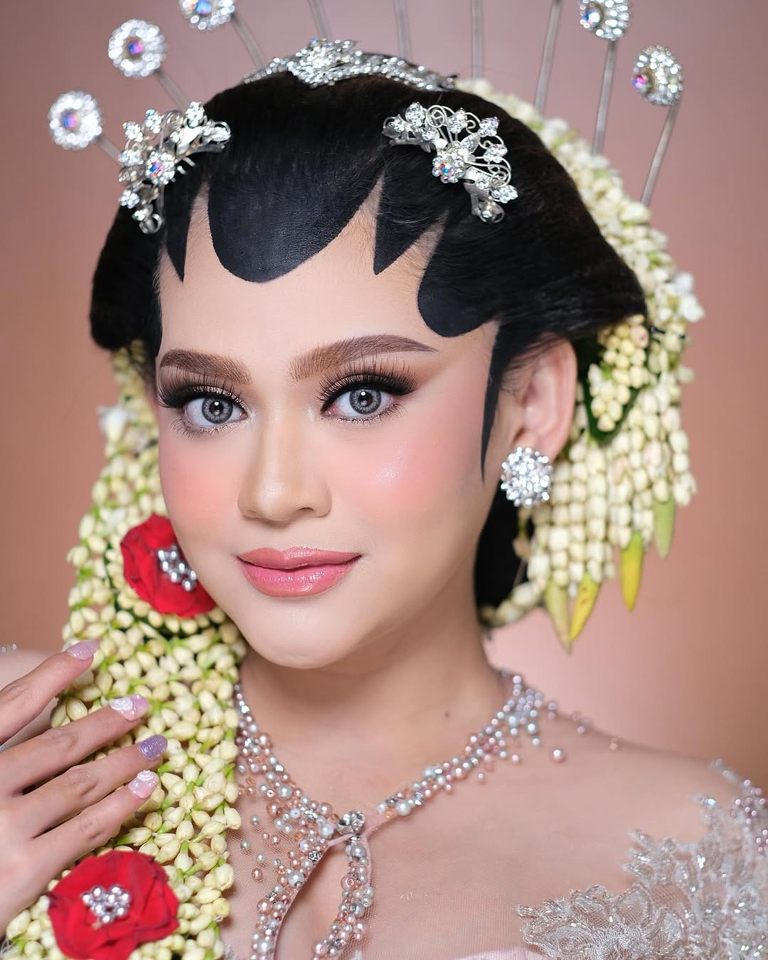 Post 10 by DESIPUTRIMAKEUP on Instagram (image)