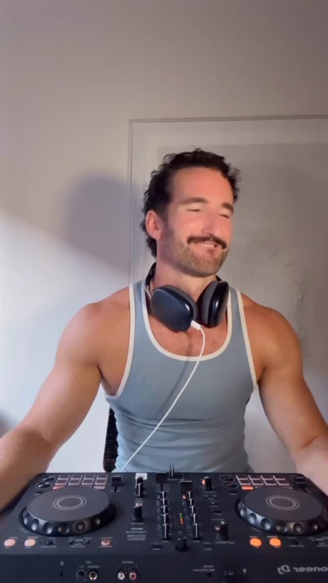 Post 2 by NICK PES on Instagram (video)
