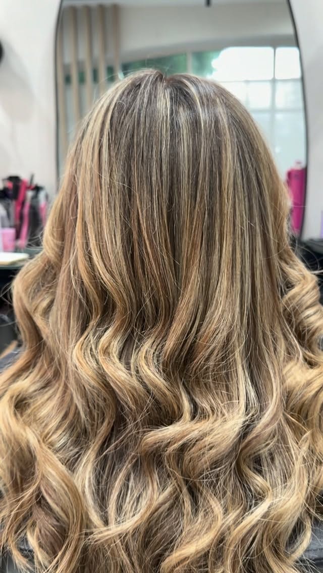 Post 5 by 🎀 Victoria Kubiak - ✨ Hair Artist on Instagram (video)