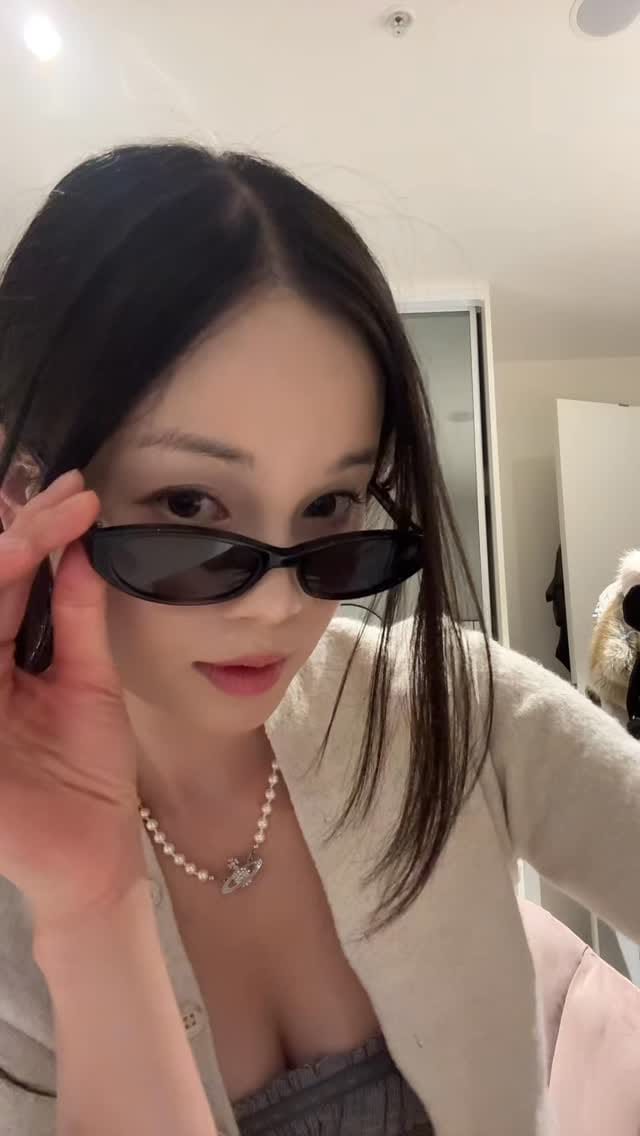Post 10 by Dr Anna Nguyen on Instagram (video)
