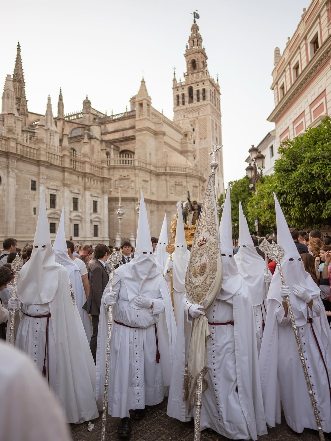 Post 10 by Hermandad de la Paz on Instagram (image)