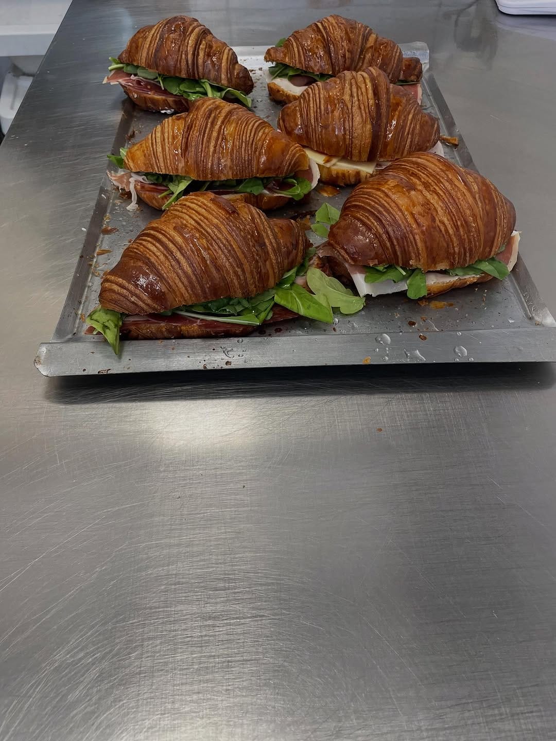 Post 8 by BAIRES Almacén de Sabores Argentinos, Panadería y Pastelería on Instagram (carousel)