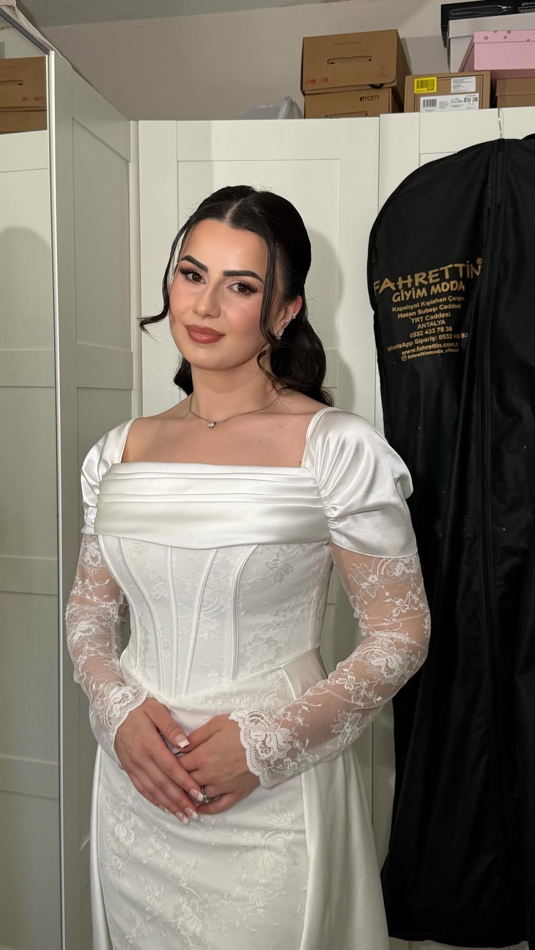 Post 2 by Eminemakeuphair on Instagram (video)