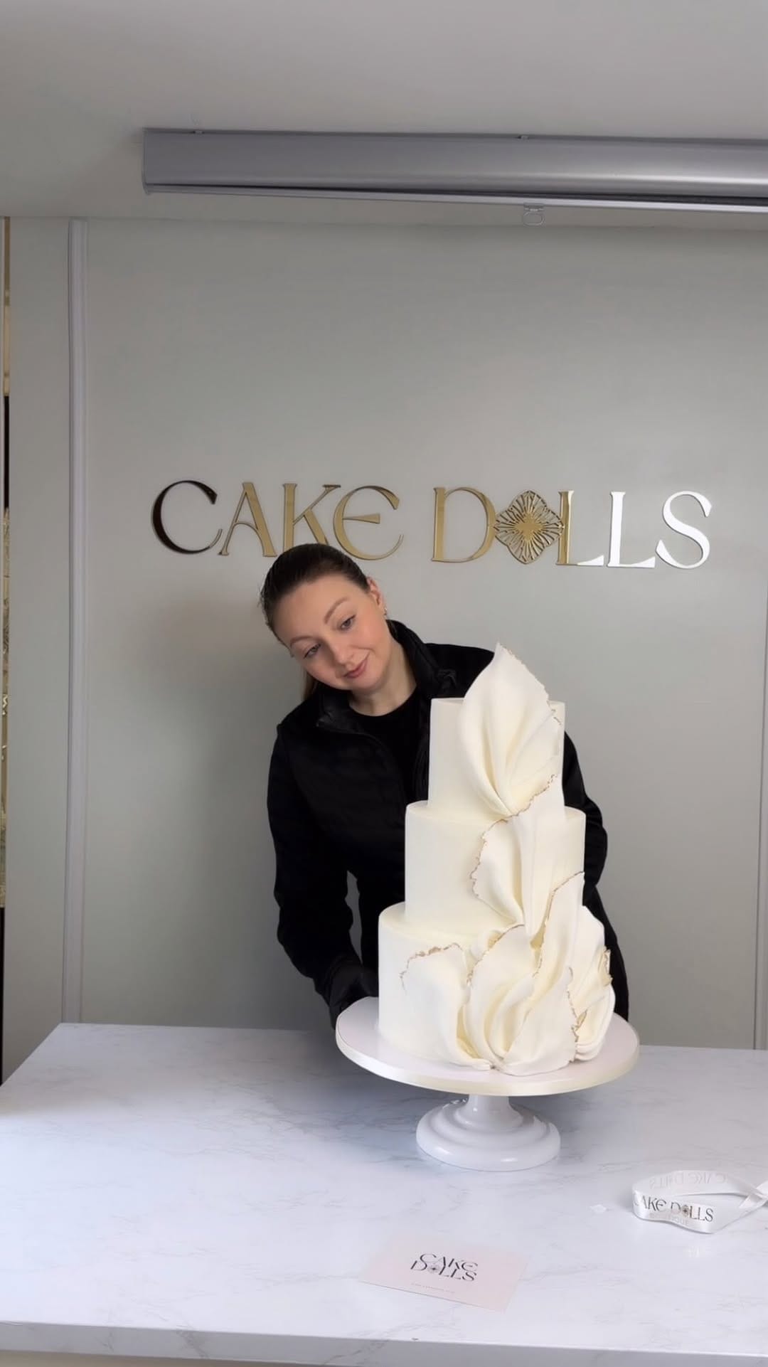 Post 8 by Cake Dolls | Wedding & Custom Cakes | Boston on Instagram (video)