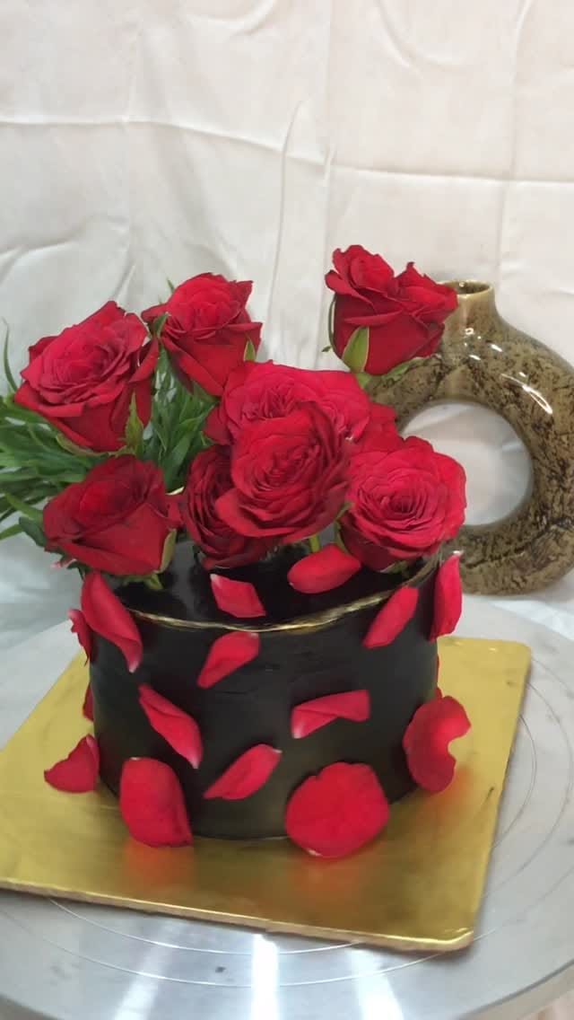 Post 4 by Cake'o'licious by Saloni | Delhi Cake Artist on Instagram (video)