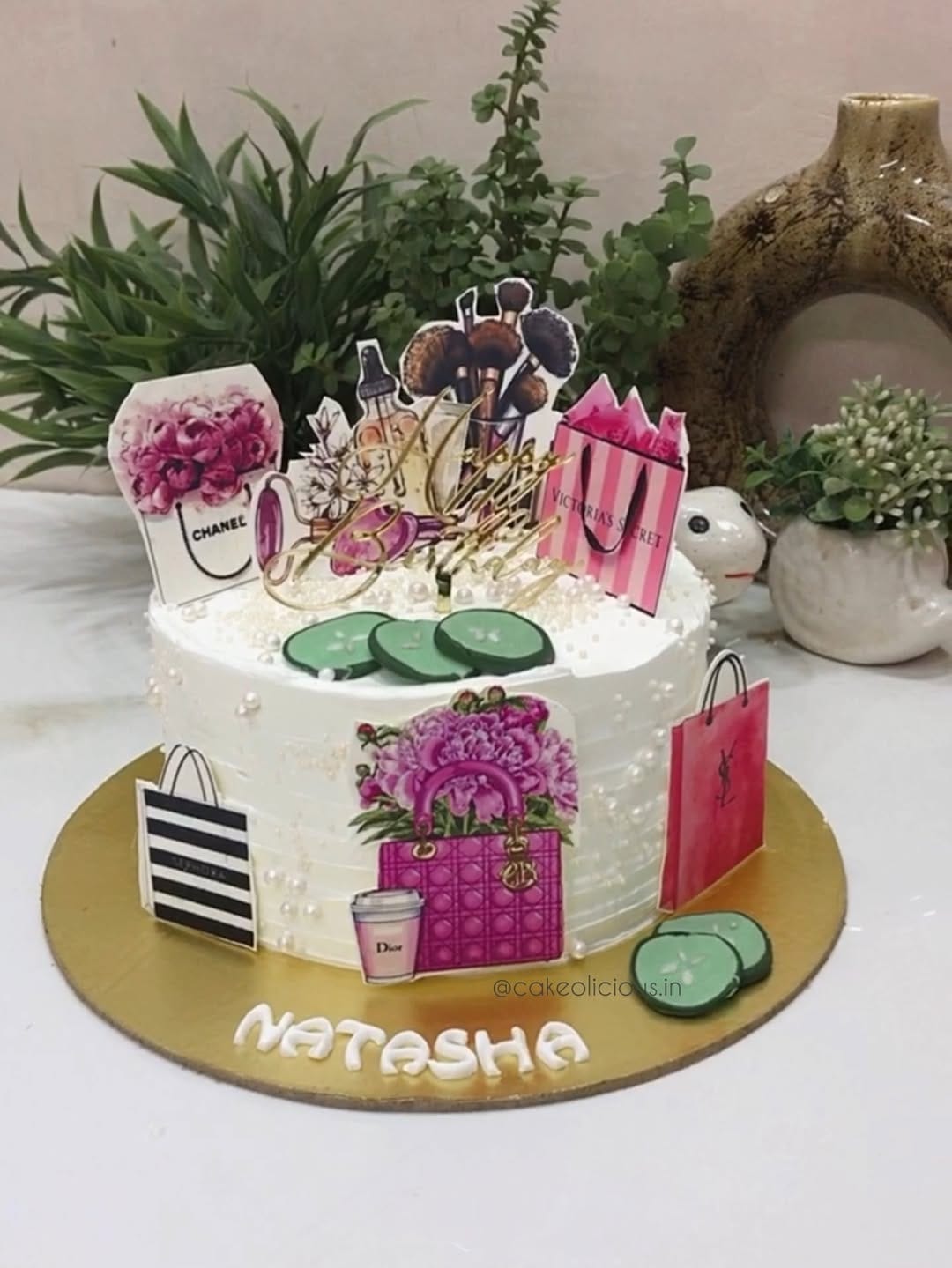 Post 6 by Cake'o'licious by Saloni | Delhi Cake Artist on Instagram (carousel)