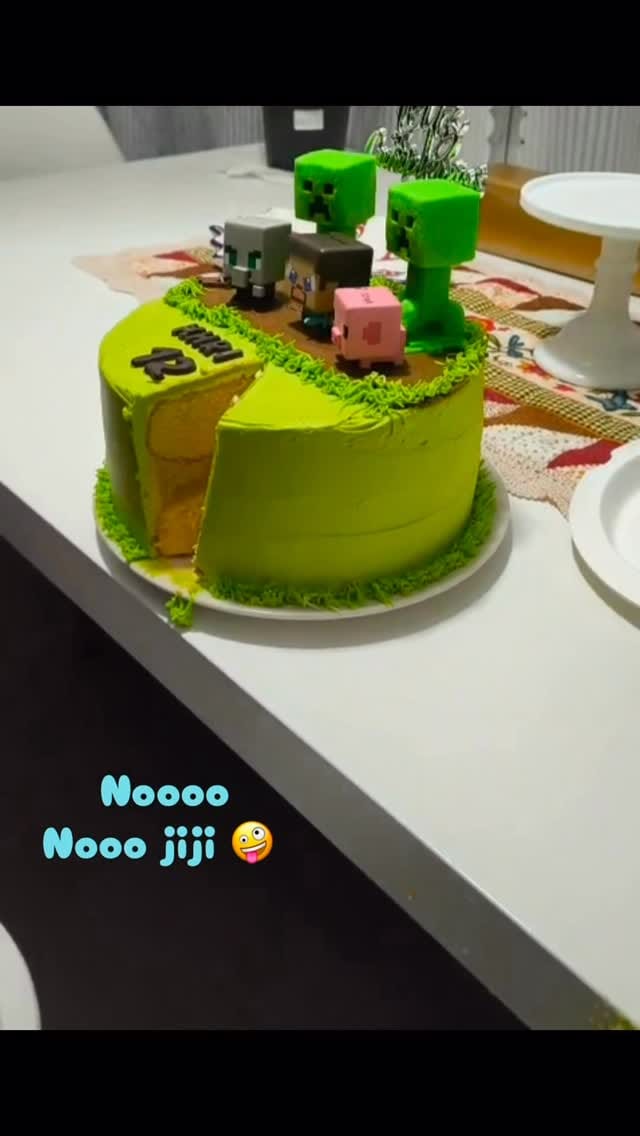 Post 1 by Oriana’s cakes on Instagram (video)