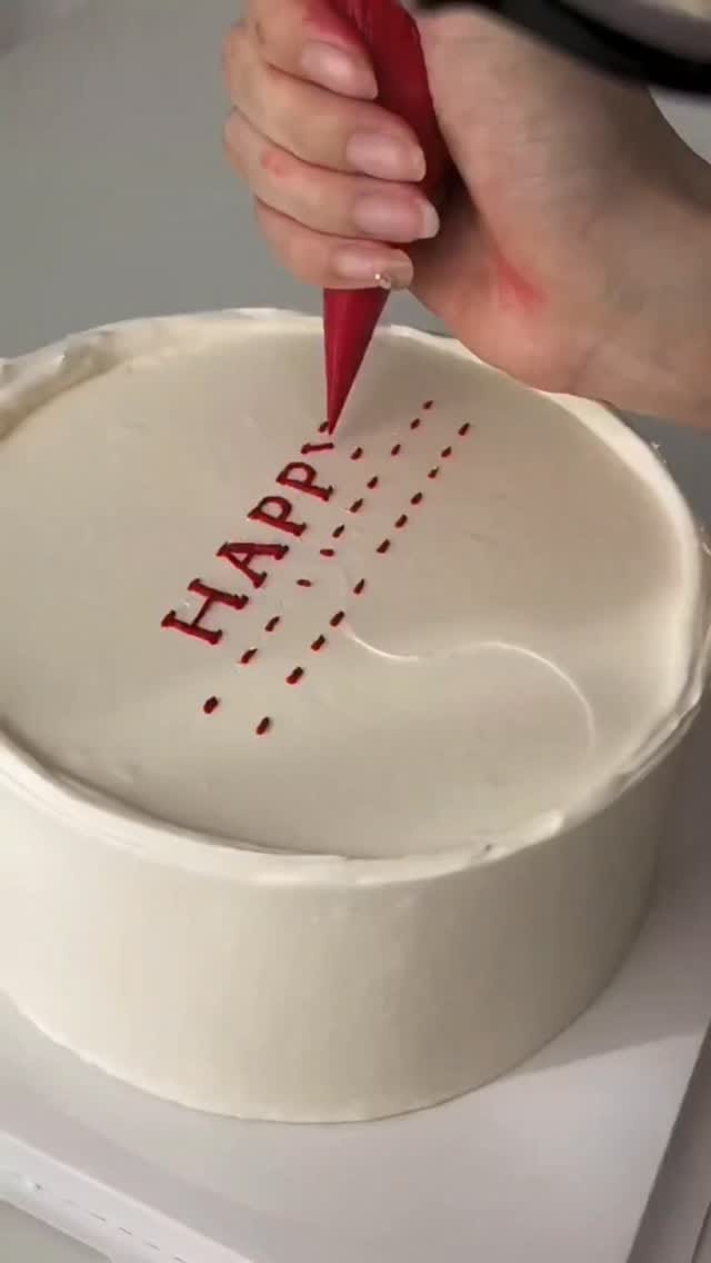 Post 9 by یاسمین روئین تن |آموزش أنواع كيك تولد و عروسي|كيك كافه اي on Instagram (video)