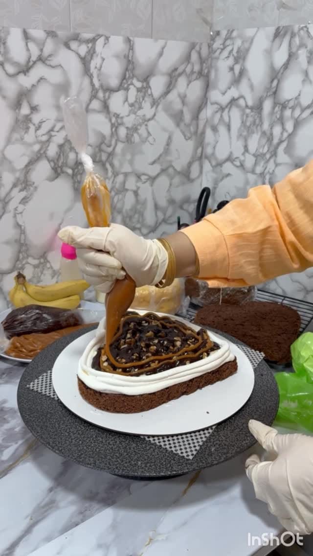 Post 2 by یاسمین روئین تن |آموزش أنواع كيك تولد و عروسي|كيك كافه اي on Instagram (video)