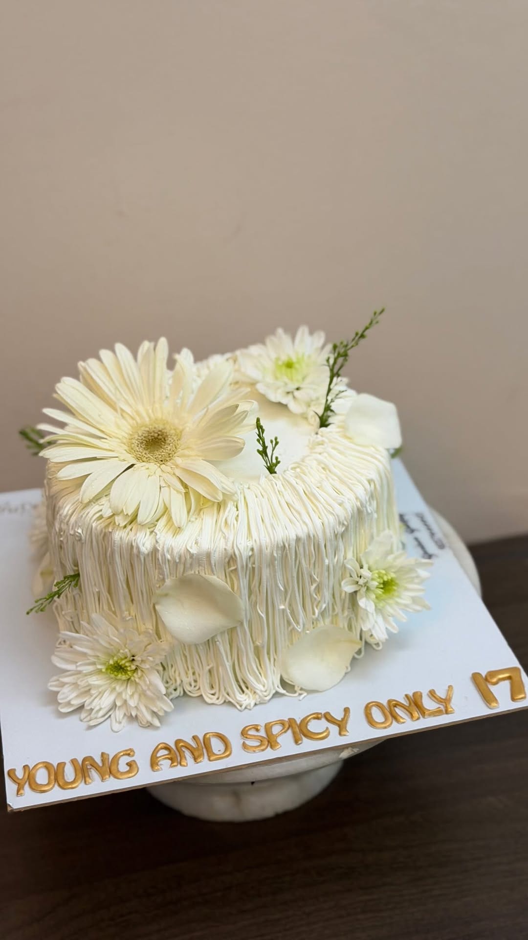 Post 6 by Eshitaa & Seema | Cakes | Jaipur on Instagram (video)