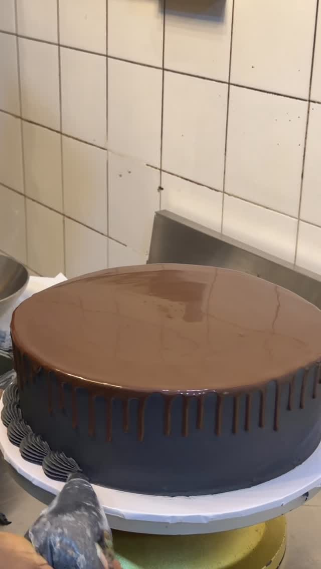 Post 2 by Cakesbymamarazzi on Instagram (video)