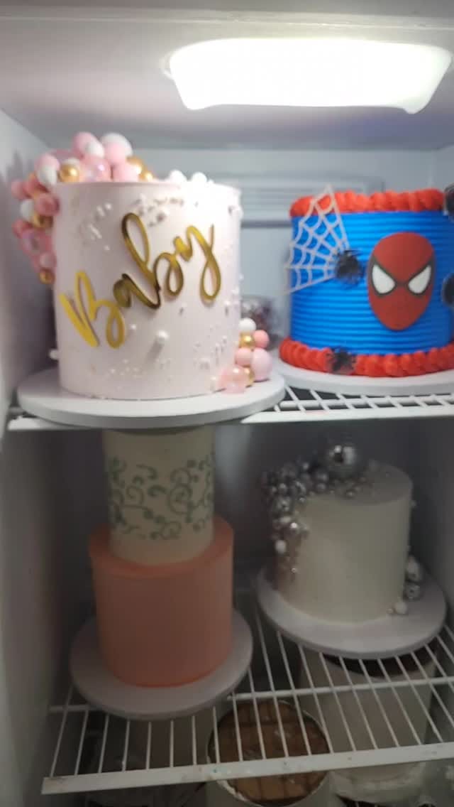 Post 5 by Amazing Cakez on Instagram (video)