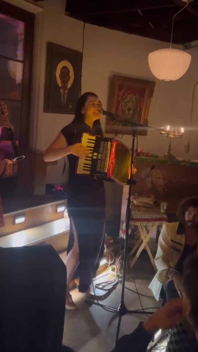Post 6 by Jessica Fichot on Instagram (video)