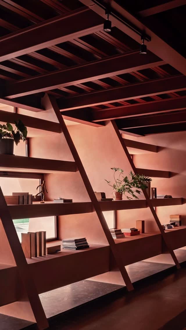 Post 6 by REIMS 502 on Instagram (video)