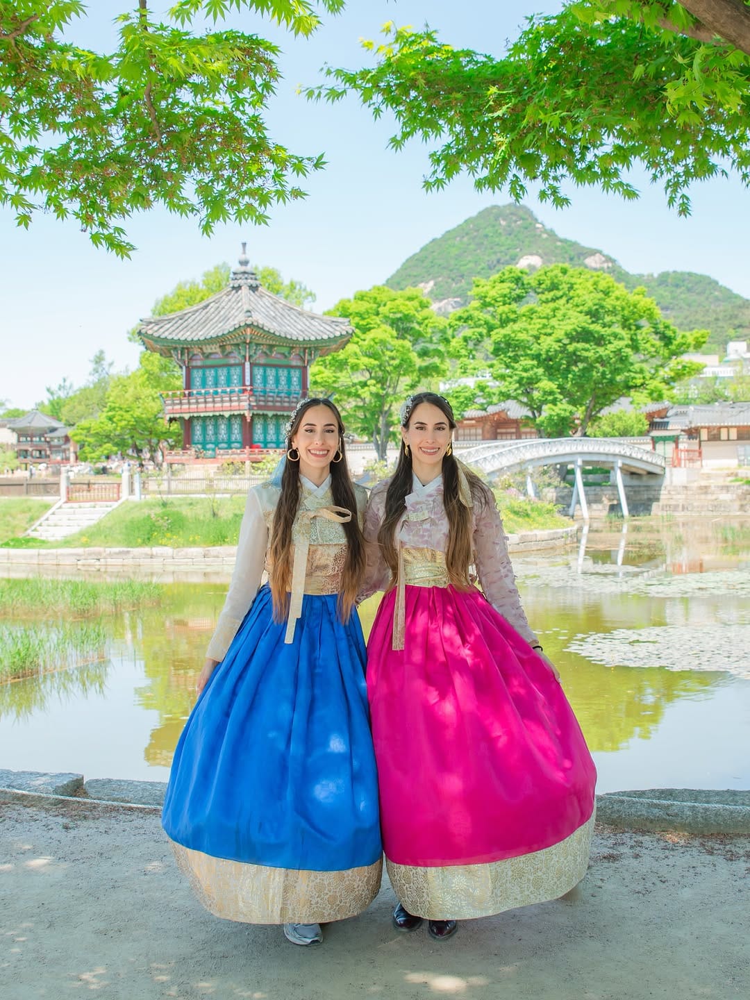 Post 2 by Marianna & Sofia 希腊姐妹花 on Instagram (carousel)