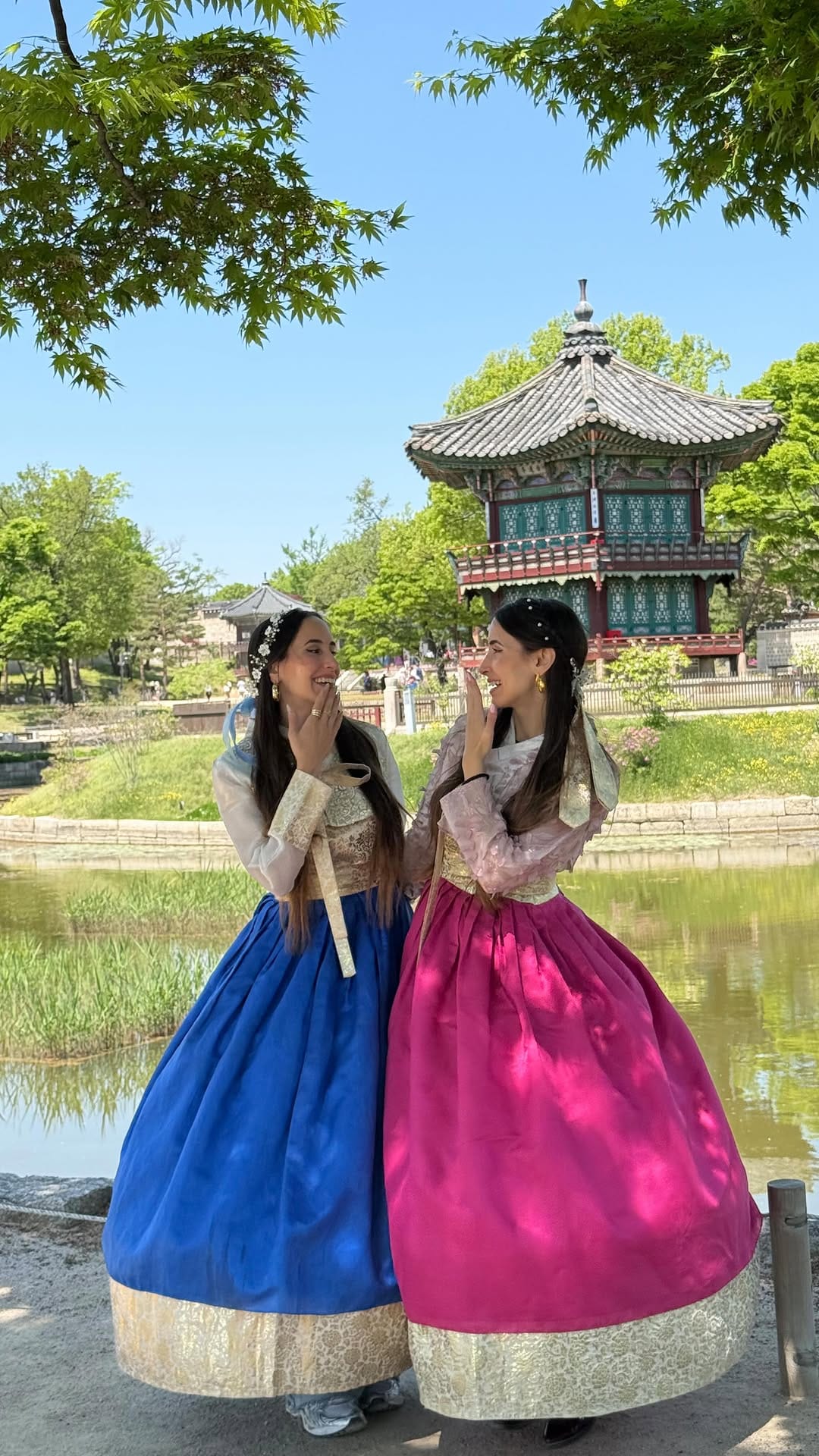 Post 6 by Marianna & Sofia 希腊姐妹花 on Instagram (video)