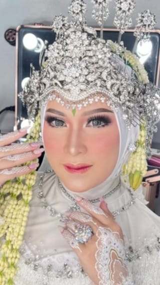 Post 5 by Winona Makeup Artist on Instagram (video)
