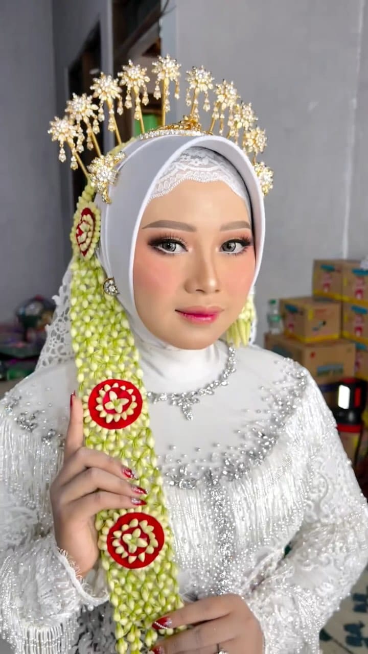 Post 7 by Winona Makeup Artist on Instagram (video)
