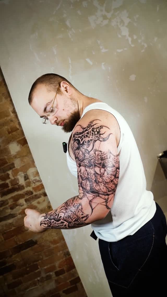 Post 5 by 𝐌𝐈𝐒𝐓𝐄𝐑𝐌𝐎𝐍𝐒𝐓𝐄𝐑 BlackWork Tattoo on Instagram (video)