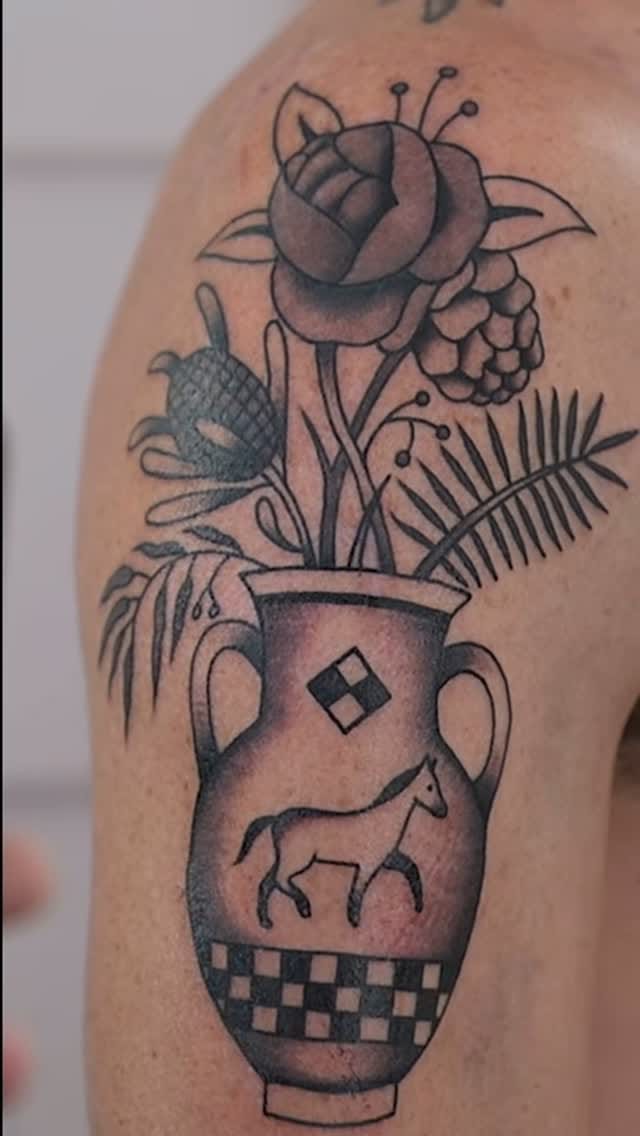 Post 10 by Salut Manu Tattoo on Instagram (video)