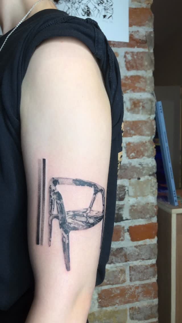 Post 6 by Loïna • Tatouage Lyon on Instagram (video)