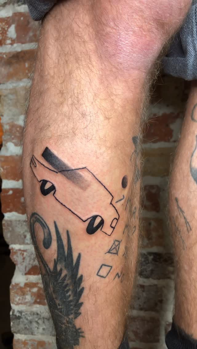 Post 3 by Loïna • Tatouage Lyon on Instagram (video)