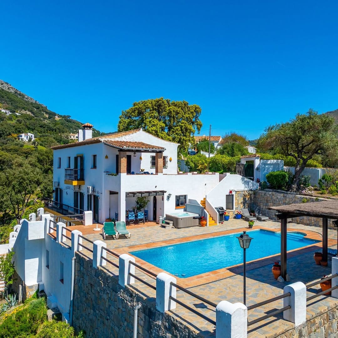 Post 8 by Villas & Fincas Real Estate on Instagram (carousel)