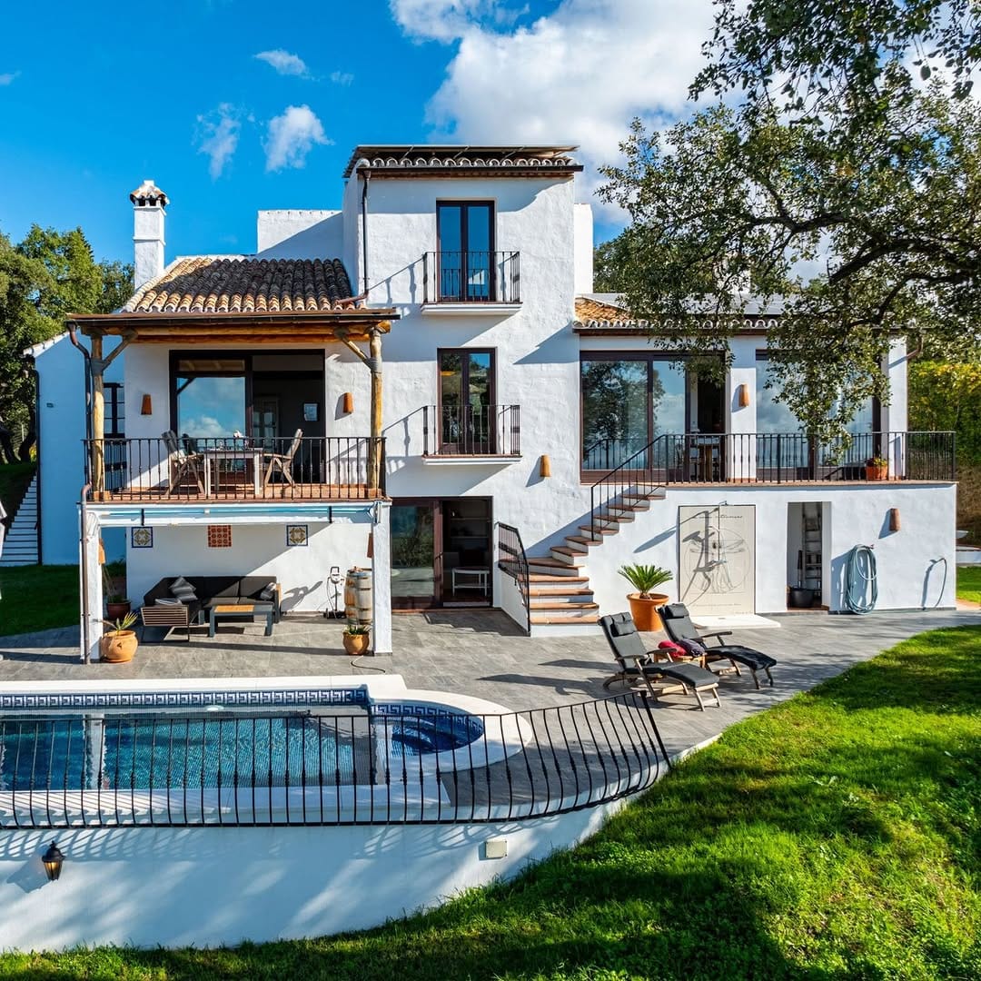 Post 4 by Villas & Fincas Real Estate on Instagram (carousel)