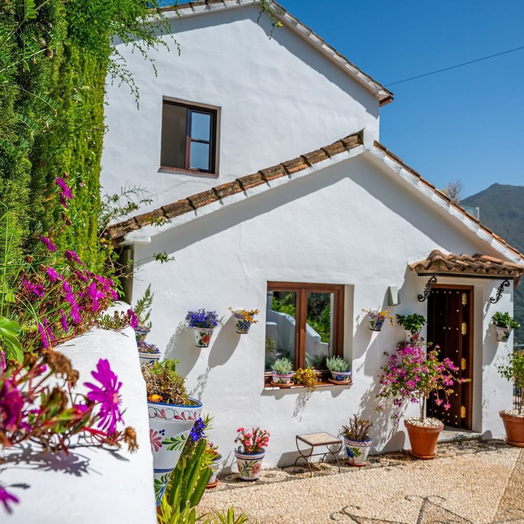 Post 3 by Villas & Fincas Real Estate on Instagram (carousel)