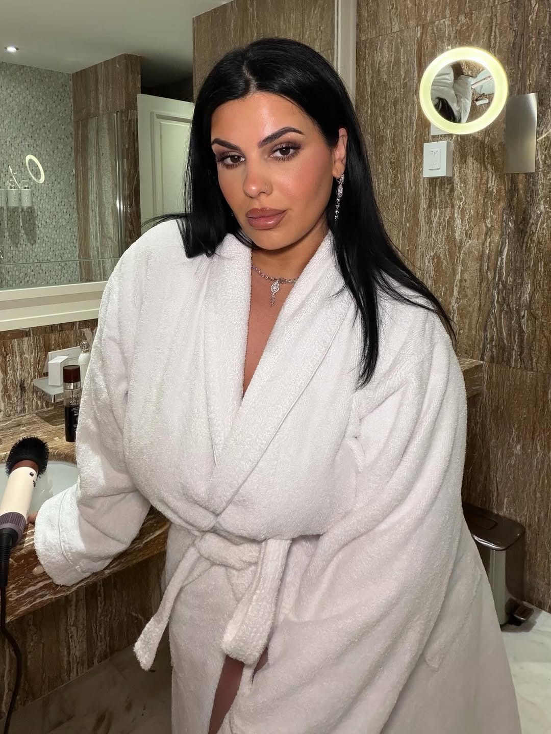 Post 8 by Diana Kmakeup on Instagram (carousel)