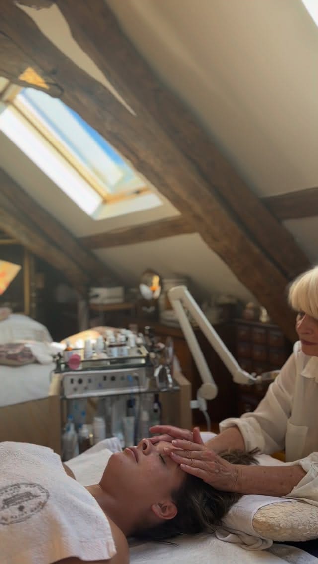 Post 3 by Paris Secreta on Instagram (video)