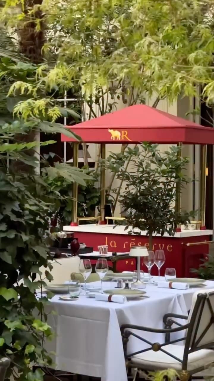 Post 9 by La Réserve Paris on Instagram (video)