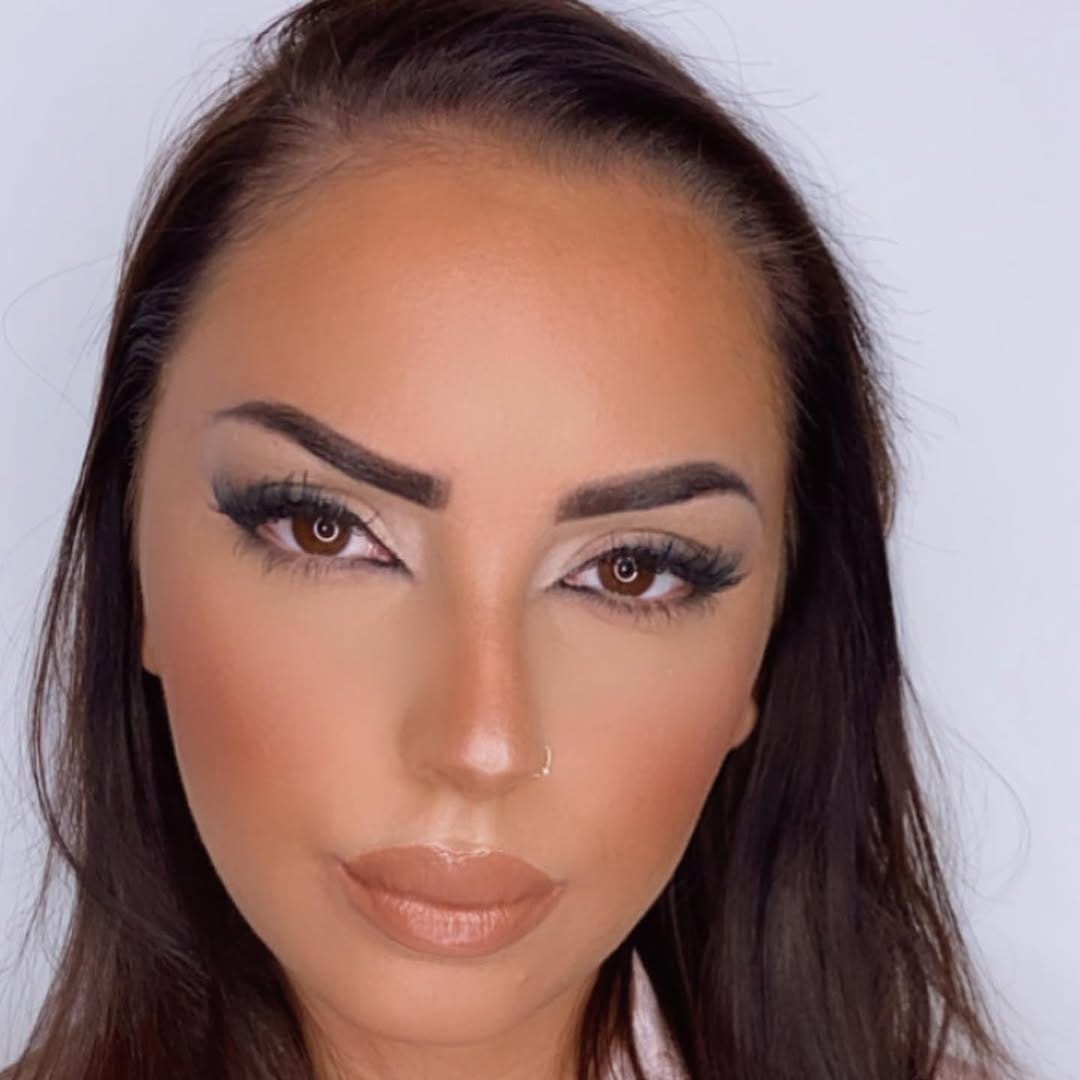 Post 2 by ✨Professional Make Up Artist on Instagram (carousel)
