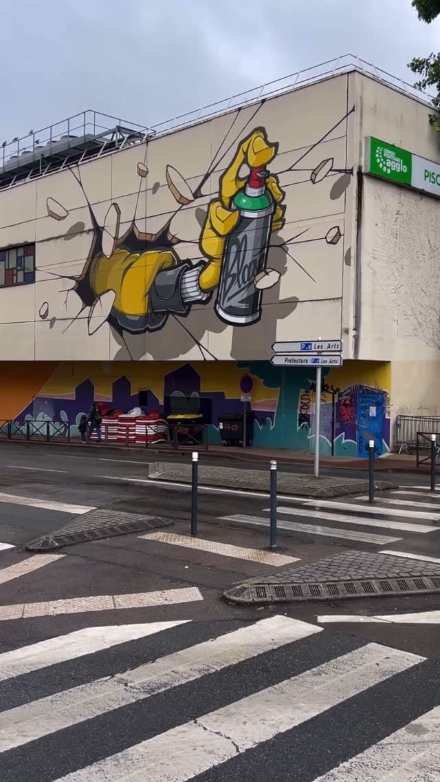 Post 4 by Le Mec Blasé on Instagram (video)