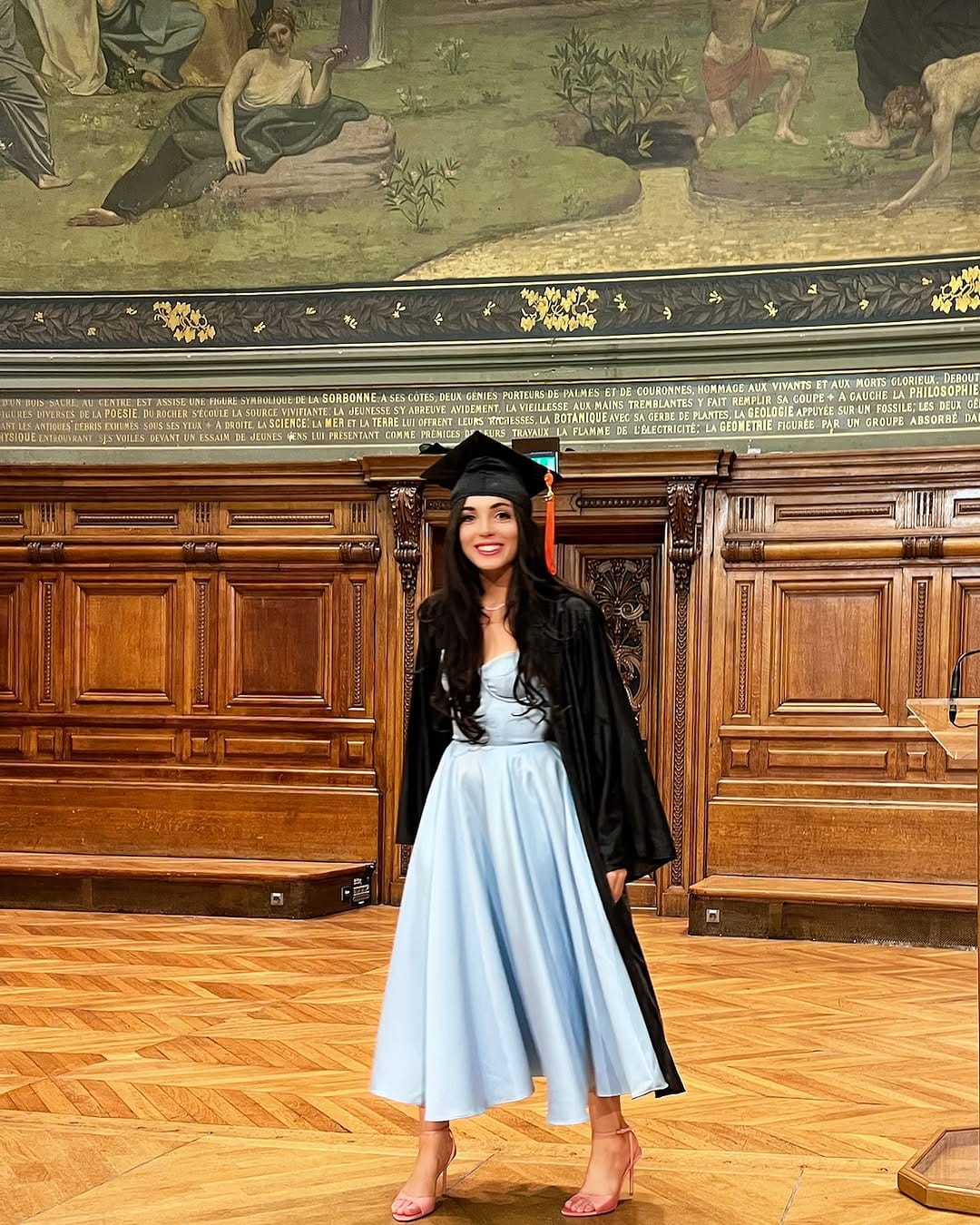 Post 8 by Bailee Rainwater / American in Paris & Expat Entrepreneur on Instagram (carousel)