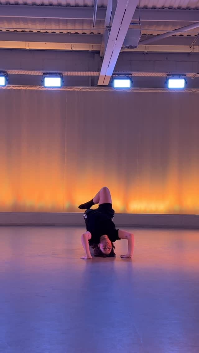Post 5 by Manon Servage • Dancer / creative on Instagram (video)