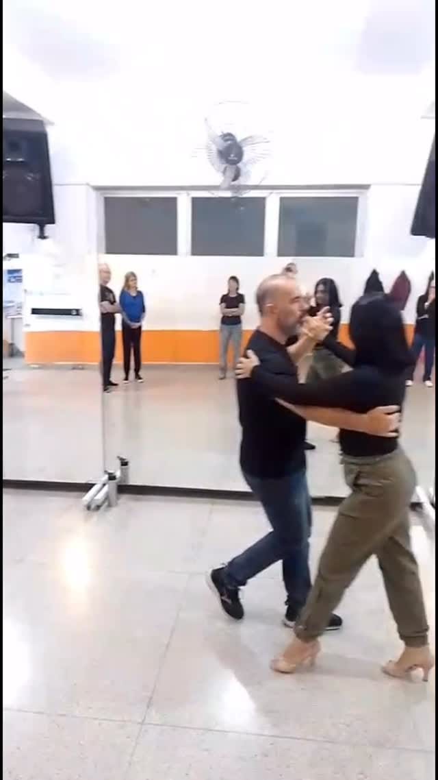 Post 6 by Azukar Studio de dança on Instagram (video)