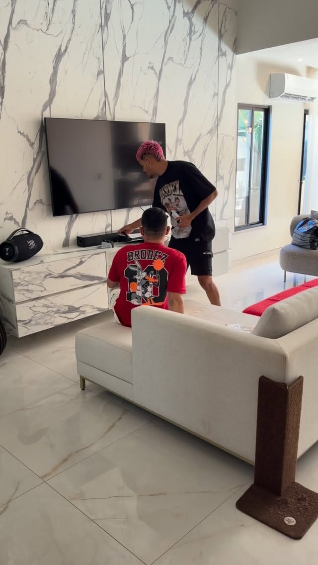 Post 9 by Pobretion VETIN on Instagram (video)