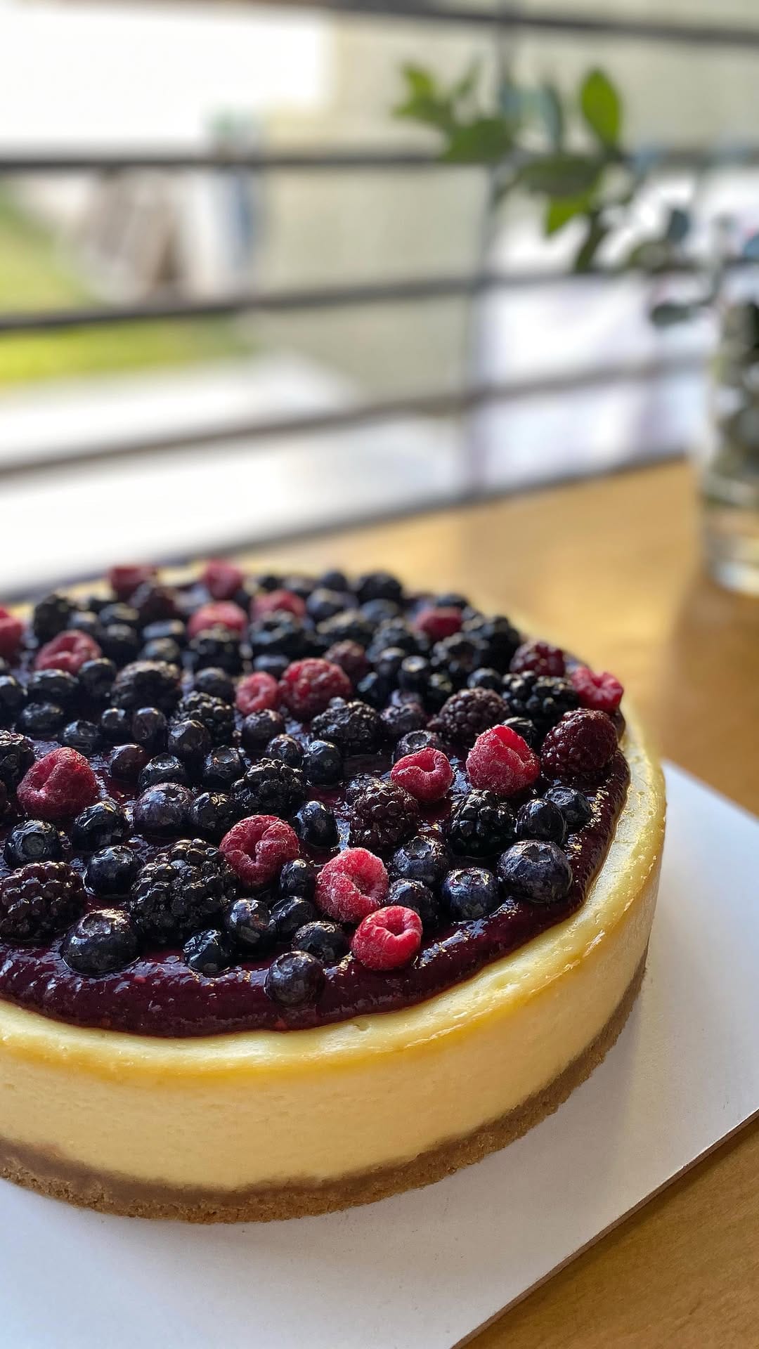 Post 6 by Ro Allende Cakes on Instagram (video)