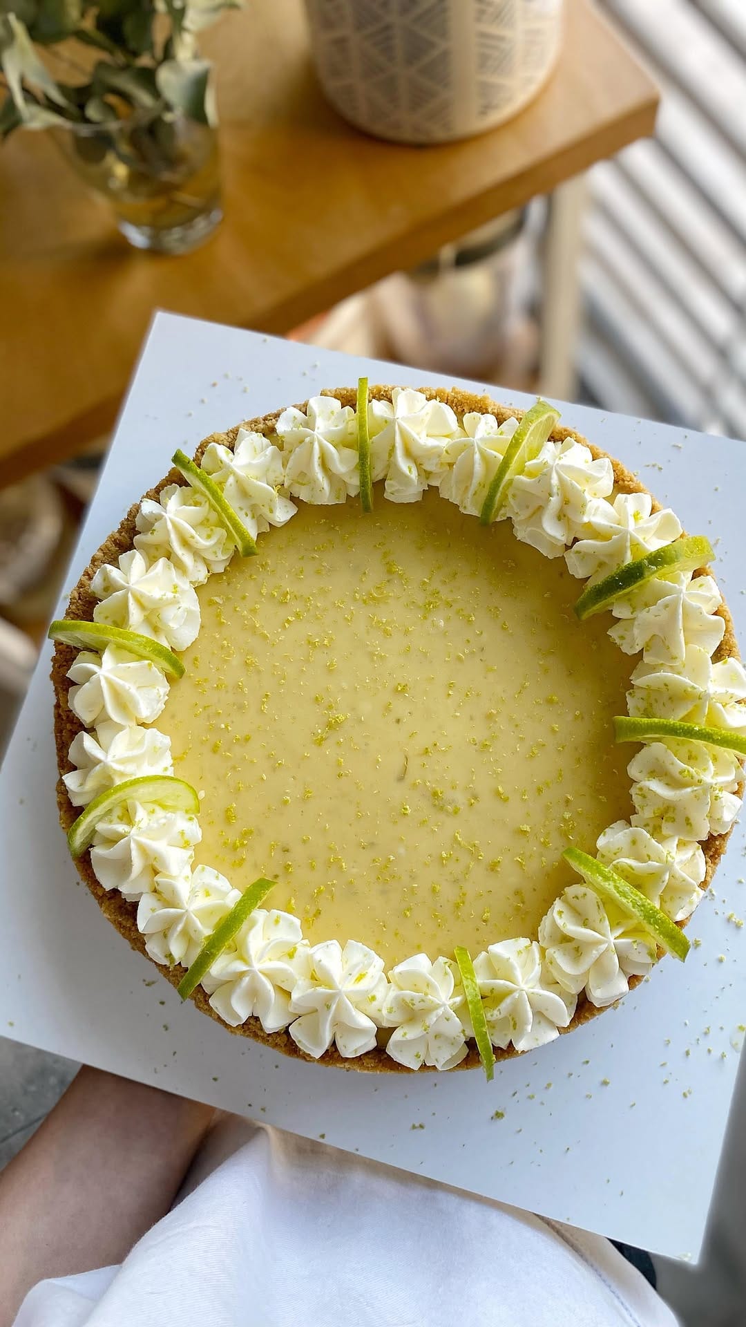 Post 8 by Ro Allende Cakes on Instagram (video)