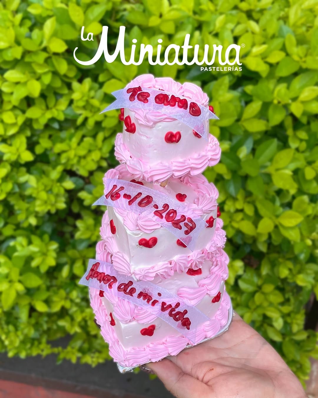 Post 2 by Pastelería La Miniatura on Instagram (carousel)